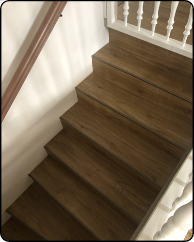 Treppe mit neuem Belag und Handlauf — Referenz Möhricke Bernau
