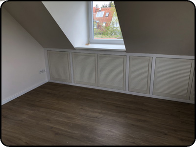 Dachzimmer mit Wandvertäfelung und Vinylboden — Referenz Möhricke Bernau