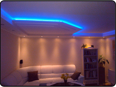 Abgehängte Decke mit indirekter LED-Beleuchtung