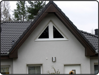 Hausgiebel mit Dreiecksfenster nach der Sanierung — Referenz Möhricke Bernau